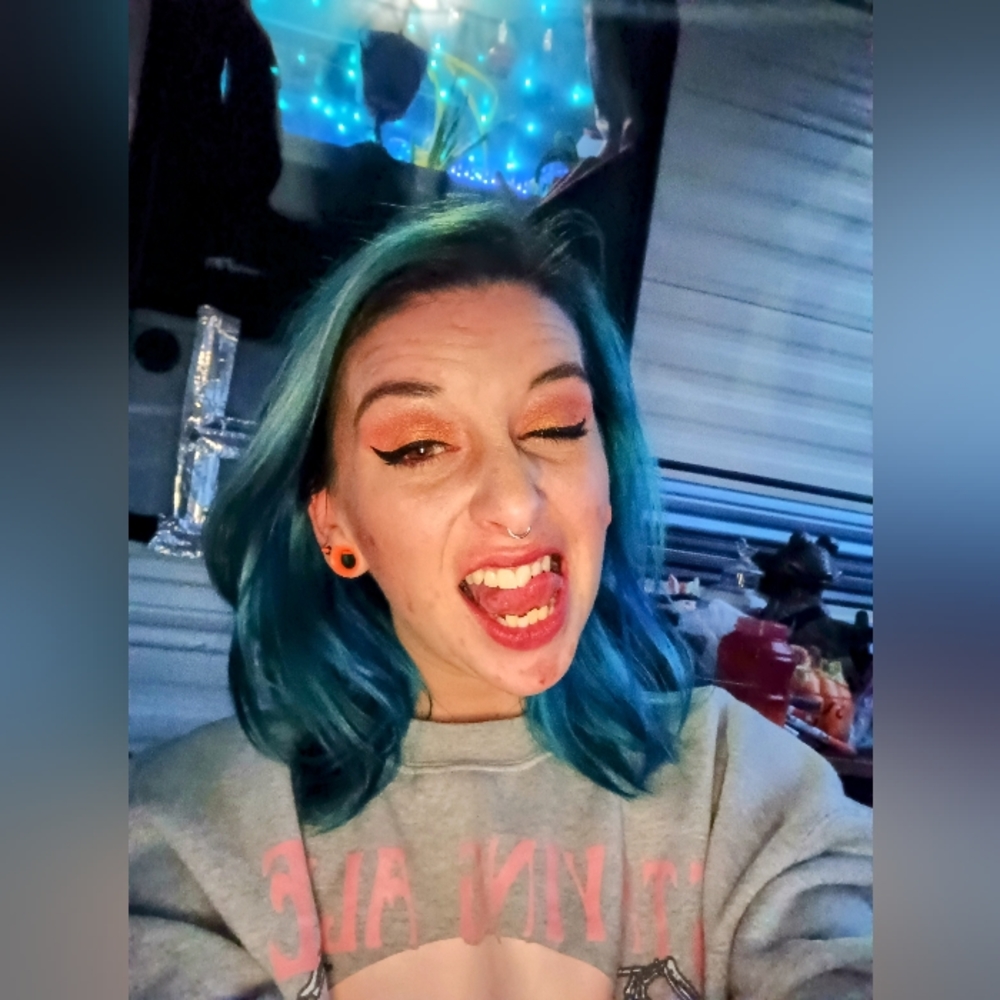 Meet your Posher, Cassandra